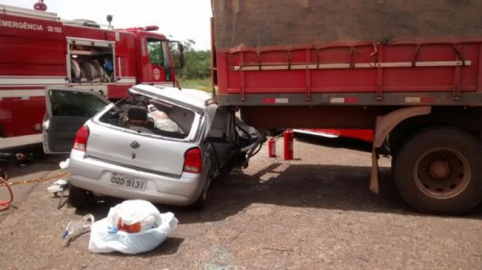 Acidente envolvendo um carro e um caminhão ocorreu no km 447 da rodovia Brigadeiro Faria Lima - Foto: Ronaldo Moura