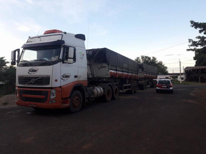 Polícia atende ocorrência de furto de carga, onde o motorista foi deixado as margens da rodovia - Foto: Portal NC