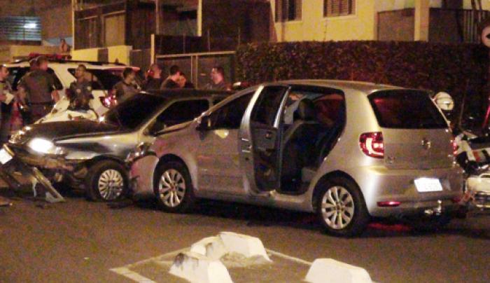 Gol em que estavam os suspeitos colidiu com um Fox na avenida Quito Stamato - Foto: Ronaldo Moura