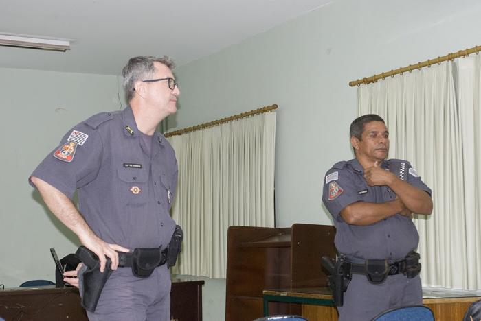 Capitão Hannickel (CGP da 4°Cia.), e Sargento Ferreira apresentando a audiência. - Foto: Marcos Antonio Gonçalves