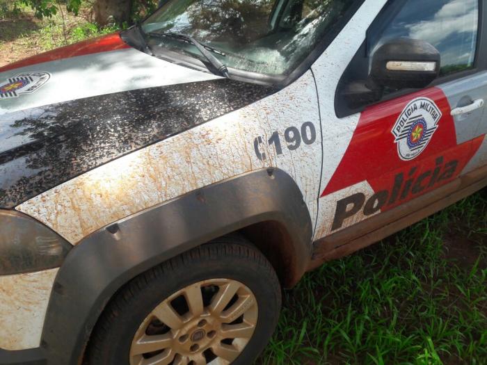 Homens armados praticam roubo na fazenda Paloma, em Colômbia - Foto: Divulgação