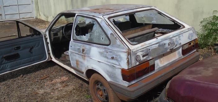 Um veiculo Gol de cor branca, que havia sido subtraído em Barretos foi localizado em um sitio. - Foto: Portal NC