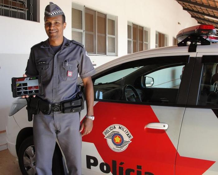 SERVI??O: Policial Reis mostra dispositivo utilizado para confeccionar o Boletim de Ocorrência Eletrô - Foto: Divulgação