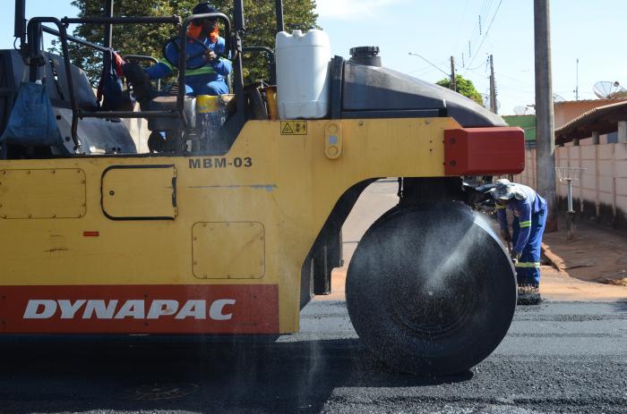 Maquinas trabalhando na rua Mauá. - Foto: Divulgação