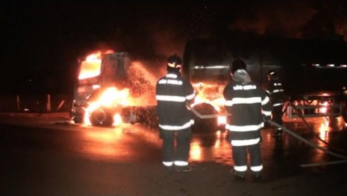 Caminhão ficou destruído após o incêndio - Foto: Ronaldo Moura