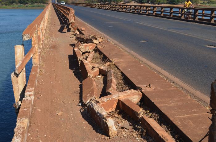 Grades de proteção da ponte entre Colômbia e Planura com falhas - Foto: Portal NC