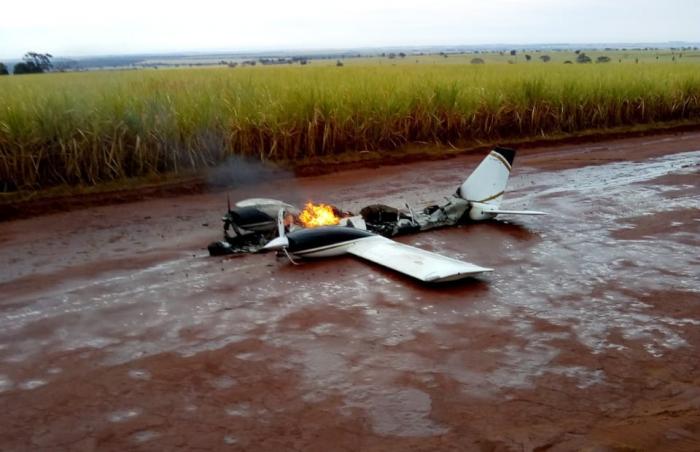 Aeronave cai e pega fogo na estrada de terra em Barretos - Foto: Divulgação