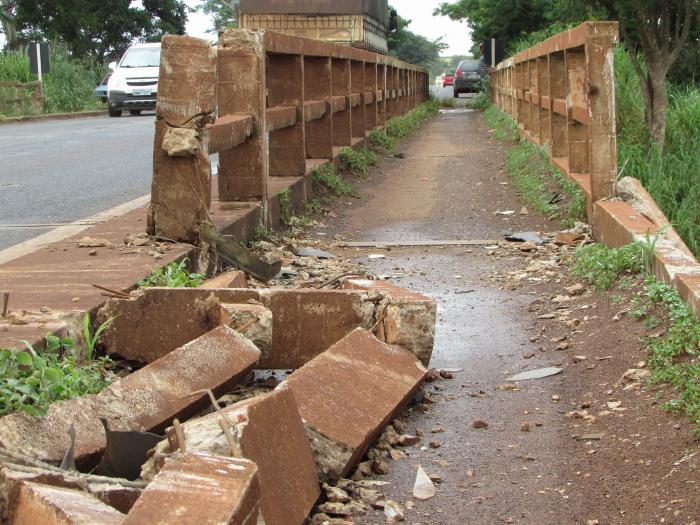 RISCOS: Ponte que liga os municípios de Colômbia e Planura está em estado precário de conservação - Foto: Maria Inácia 