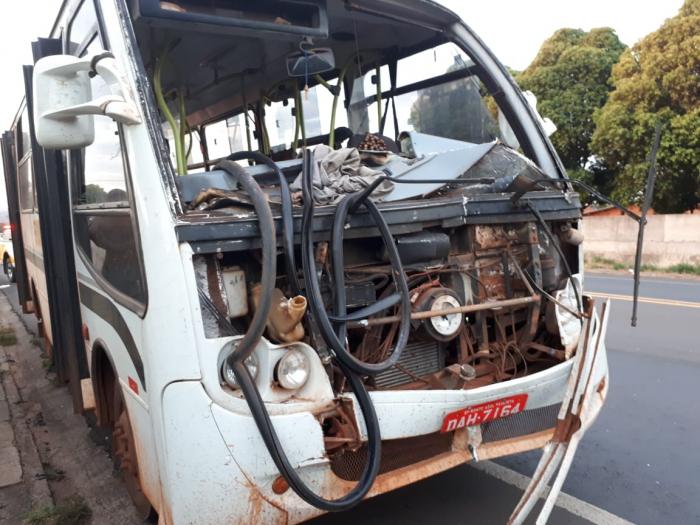 Seis pessoas ficam feridas em colisão entre um micro-ônibus e caminhão na Faria Lima, em Colômbia - Foto: Portal NC