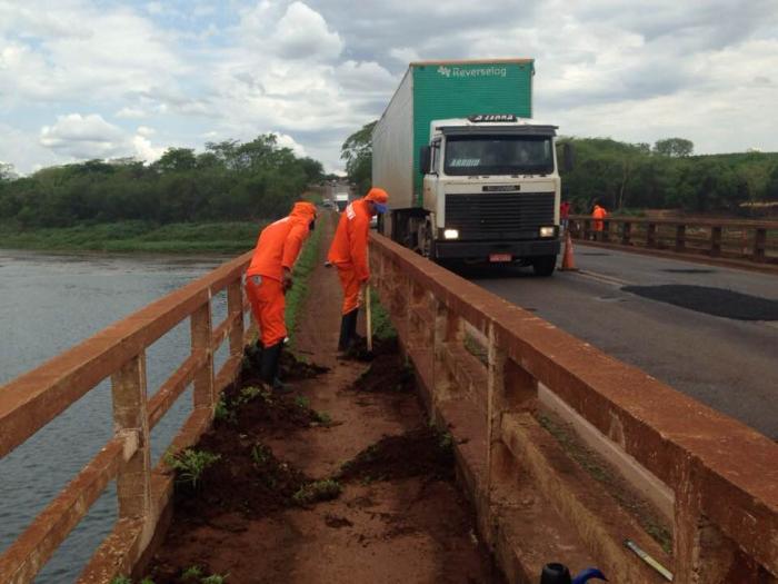 Funcionários a serviço do DNIT iniciam reparos na ponte entre Colômbia e Planura - Foto: Maria Inácia 