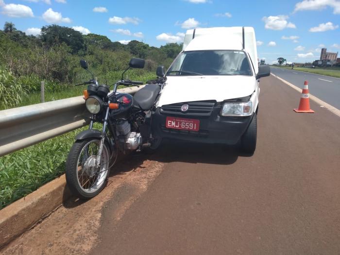 Moto ficou presa na parte frontal da Fiorino durante acidente no km 422 - Foto: Luis Nascimento