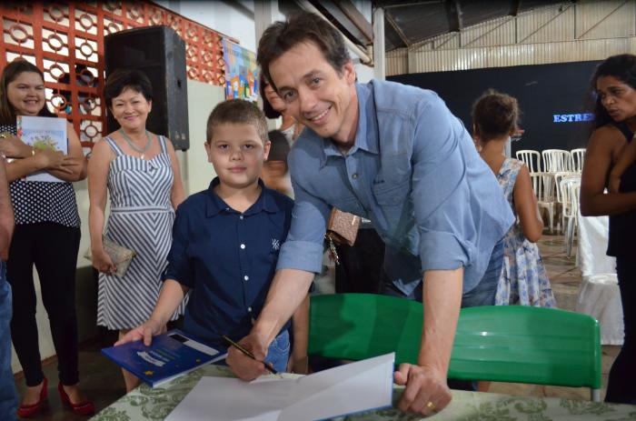 Escola Municipal do Colômbia realiza segunda noite de autógrafos de livros escritos por alunos - Foto: Portal NC