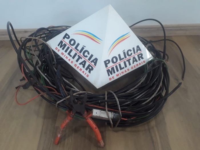 Polícia flagra homem se preparando para atear fogo em fios furtados - Foto: PMMG