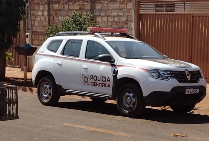 Viatura da Polícia Cientifica próximo ao local em que o corpo foi encontrado - Foto: 