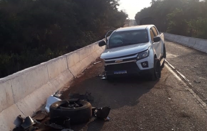 Colisão contra a cabeceira de uma ponte na MG-427 deixa ocupantes feridos - Foto: 