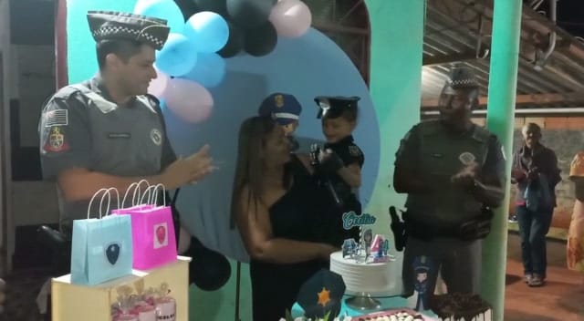 : Policiais de Colômbia participam de aniversário de criança de 4 anos