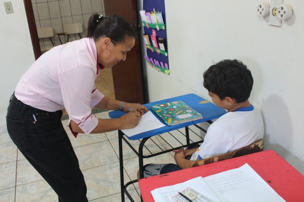 : Os estudos são ministrados pelos professores voluntários.