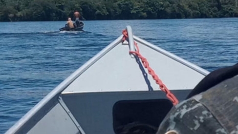 : Policiais durante tentativa de abordagem a pescadores no rio Grande.