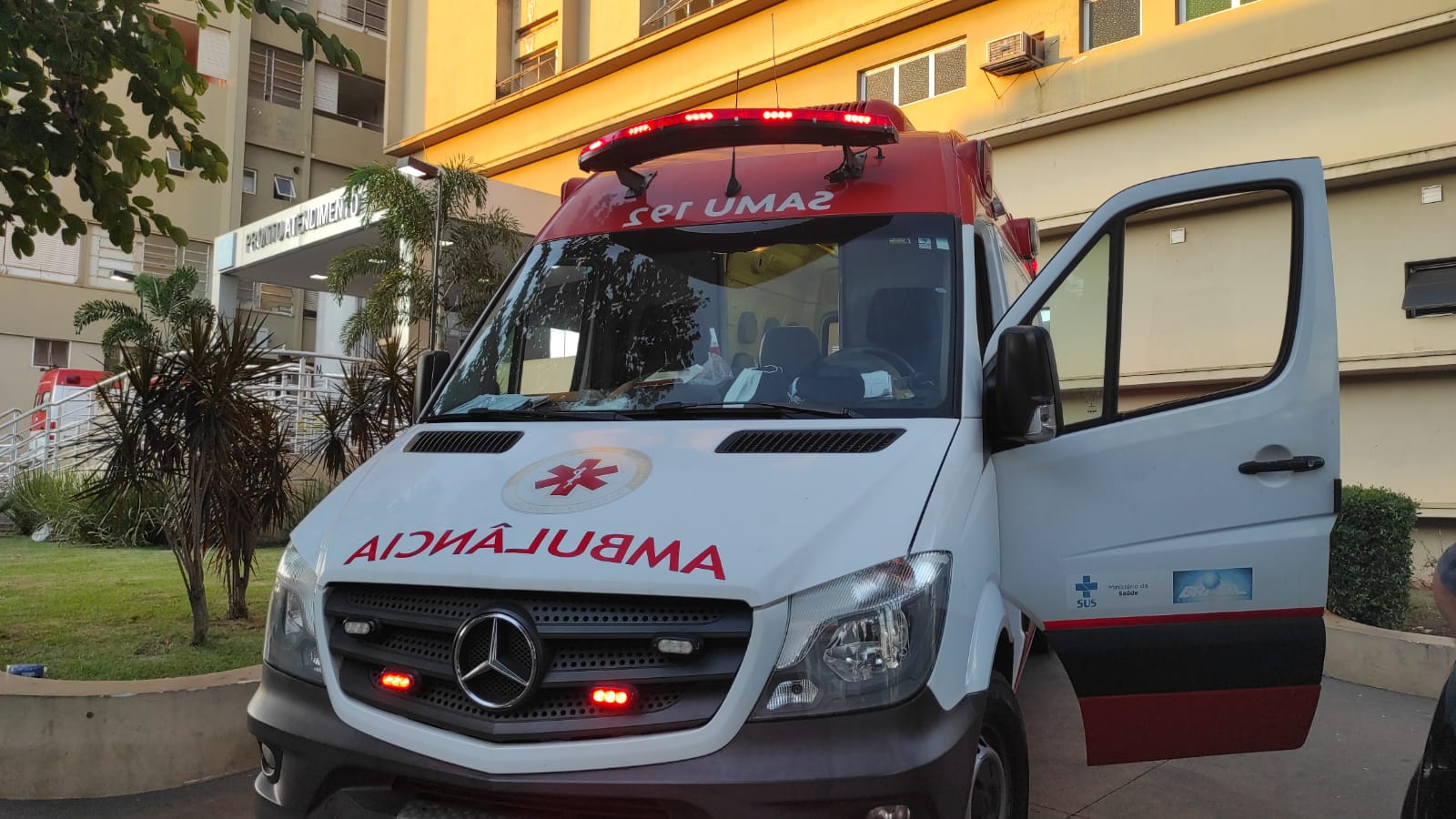 : Condutor e passageira ficam feridos em queda de motocicleta na Faria Lima.