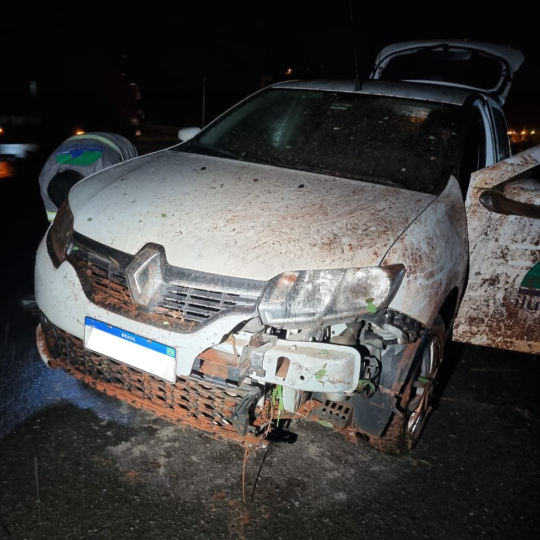 : Carro encontrado pela polícia no trevo do povoado em Laranjeiras. 