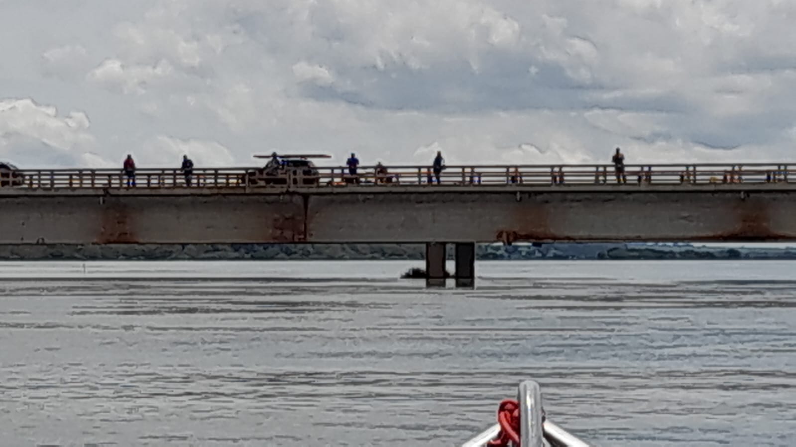 : Dois são flagrados pela polícia pescando em cima da ponte.