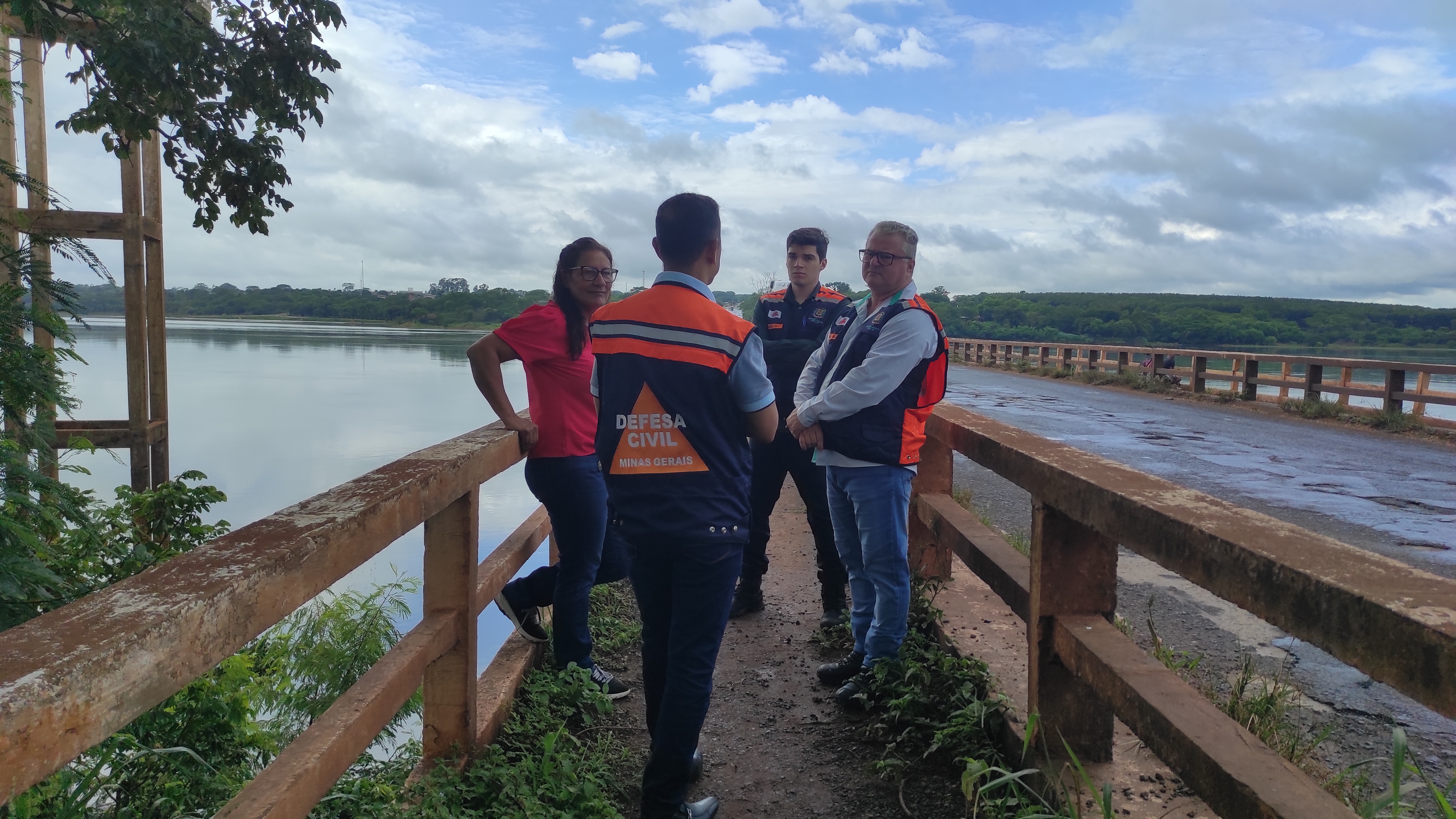 : Defesa Civil trabalha para que a ponte do Rio Grande não seja interditada.