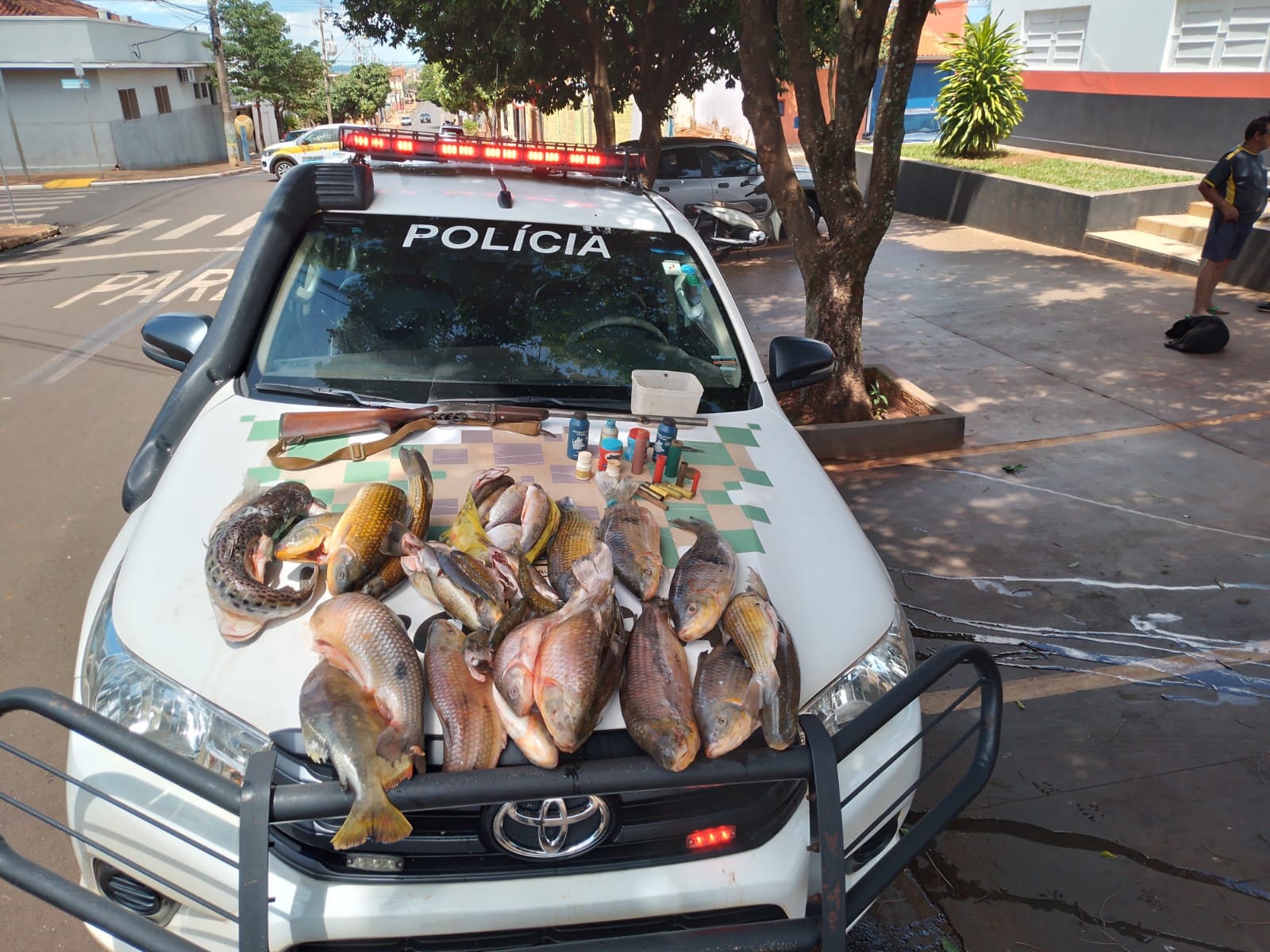 : Homem é preso em Colômbia por posse ilegal de arma de fogo.