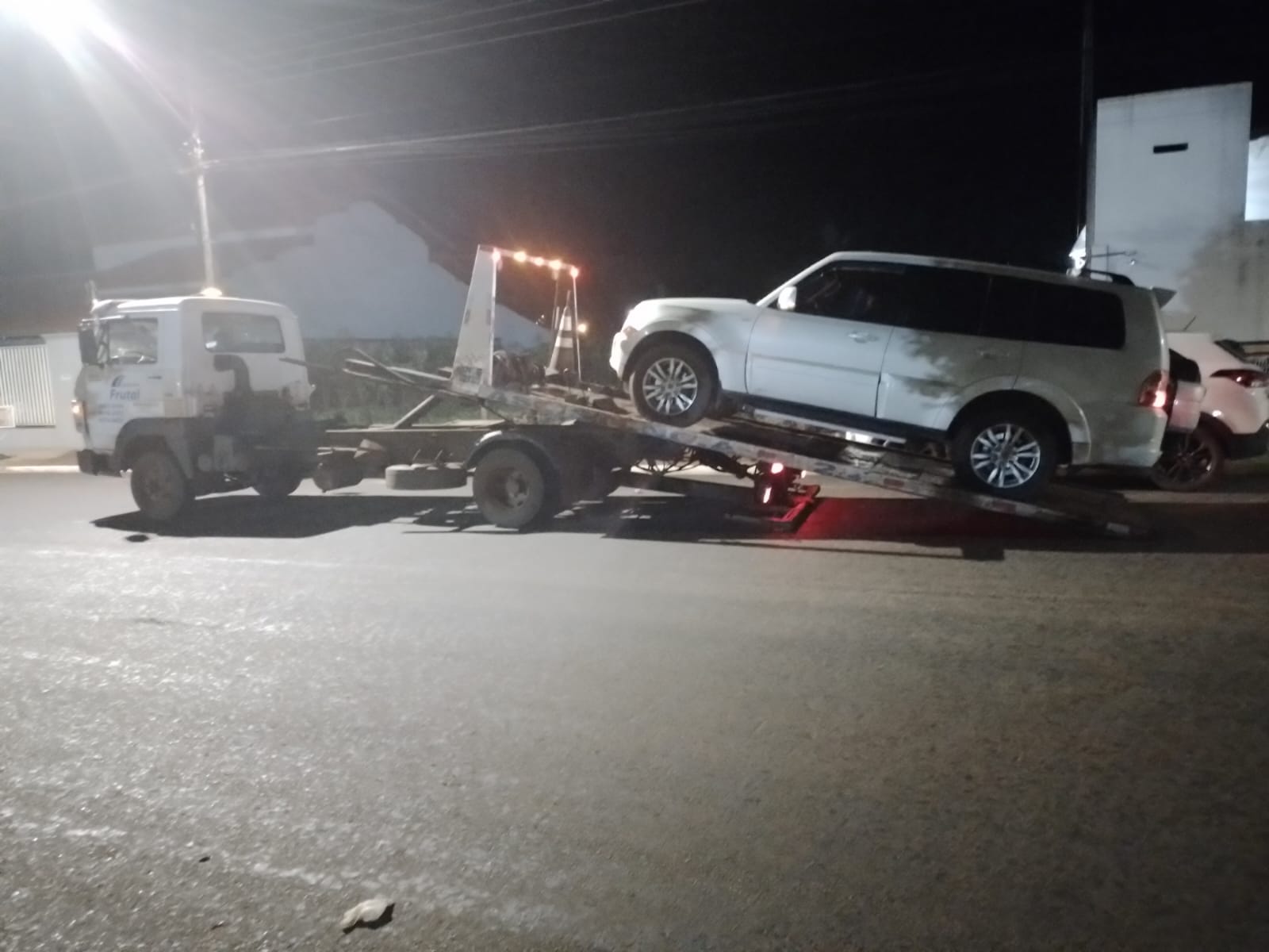 : Carro que era conduzido por um menor de idade é apreendido pela polícia.