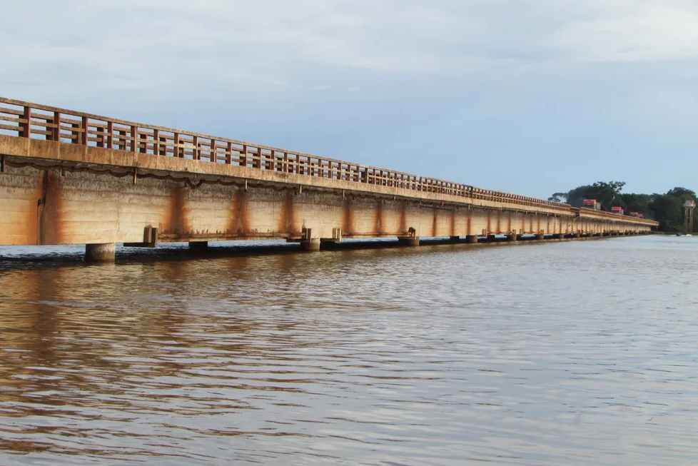 : Nível do Rio Grande sobe mais uma vez e volta a oferecer risco de interdição à ponte.