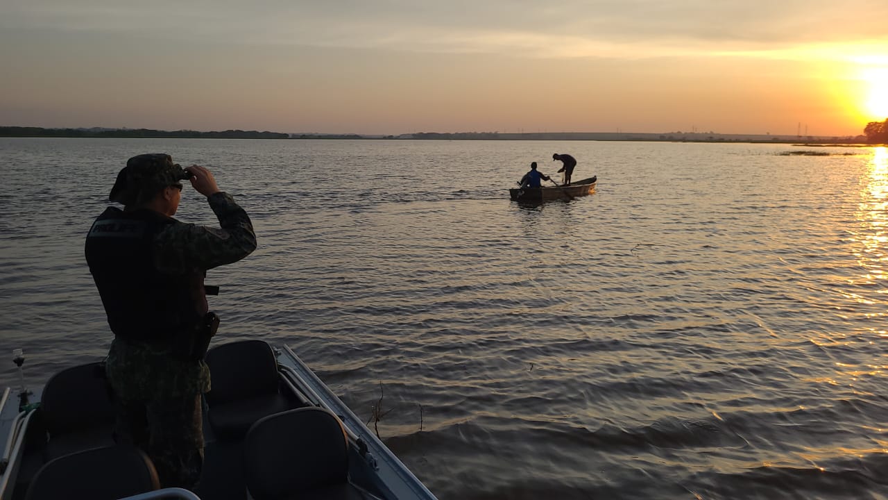 : Pescadores são multados por pescar com redes em local proibido em Colômbia.