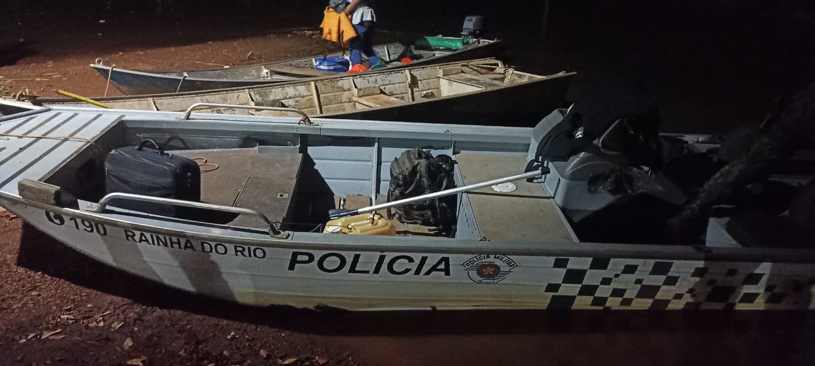 : O barco e o motor de popa foram apreendidos - Foto: PMESP.