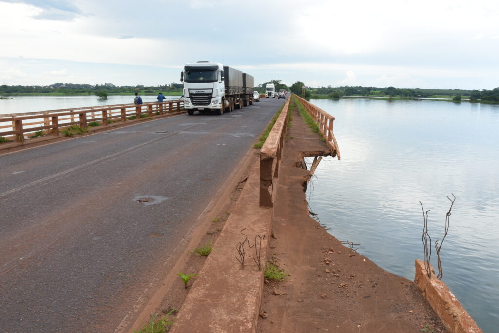 : Defesa Civil de Colômbia acompanha manutenção na ponte do Rio Grande - Foto: Tininho Junior.