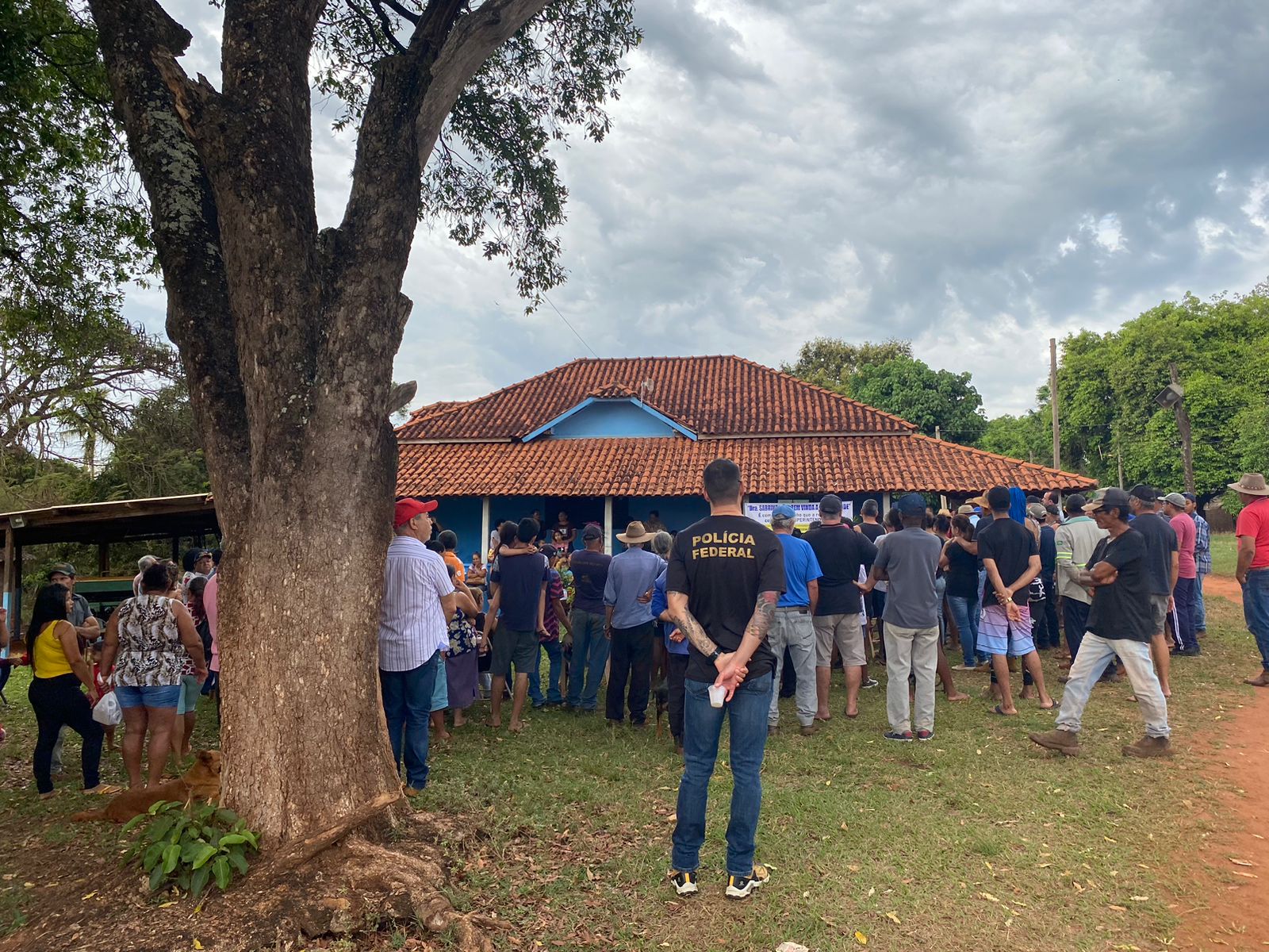 Moradores do assentamento reunidos na sede da fazenda durante a visita da superintendente do Incra - Foto: Portal NC.